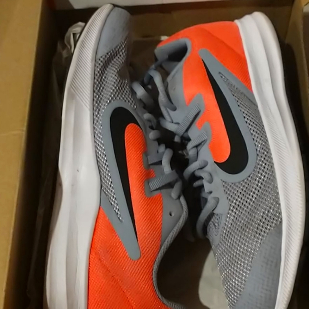 Tennis shoes